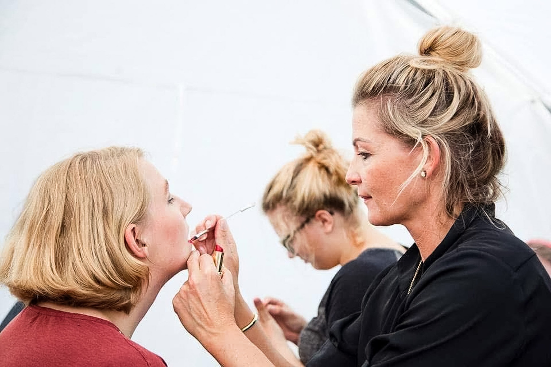 Plaats hier een foto die je niet ieder jaar hoeft te veranden; een foto waar in contact tussen mensen centraal staat